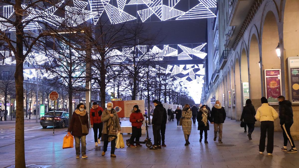 Ambiente navideño en el Paseo de la Independencia, este viernes.