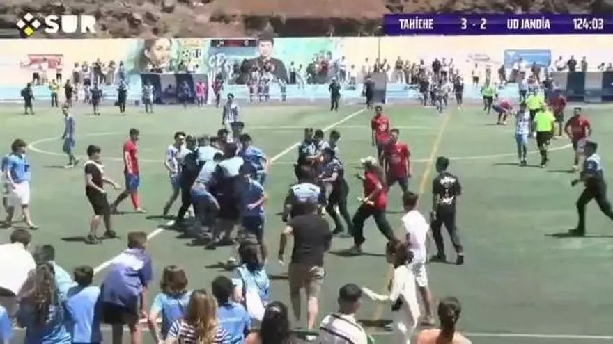 Una tangana tras el Tahíche-Jandía obliga a intervenir a la Policía Local de Teguise en plena celebración del ascenso lanzaroteño