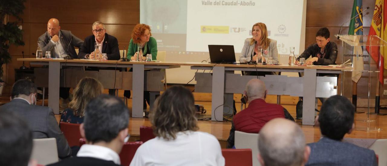 Por la izquierda, Juan Carlos Iglesias, Aníbal Vázquez, Laura Martín, Carmen Arbesú y Tensi Carmona, durante la jornada. | Fernando Rodríguez