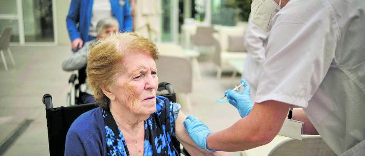 Una mujer recibe la primera dosis de la vacuna contra la Covid-19 en una residencia de Santa Cruz. | | ANDRÉS GUTIÉRREZ