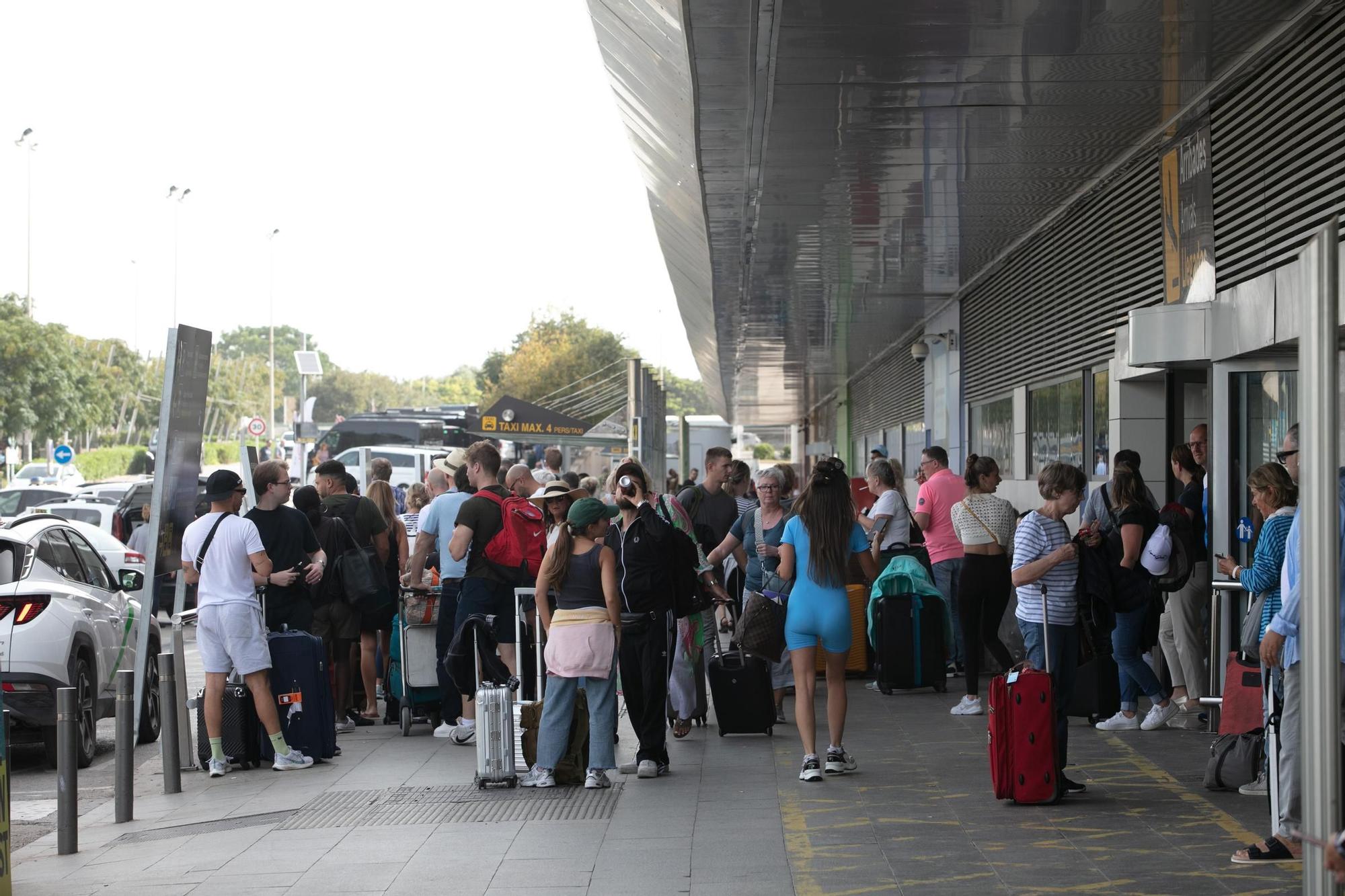 Domingo de resaca en el aeropuerto de Ibiza tras el caos aéreo