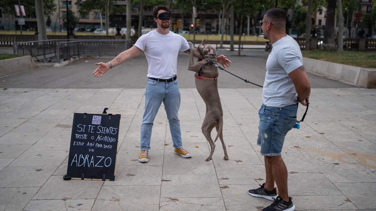 Hasta un perro se quiso sumar a los abrazos gratis callejeros.