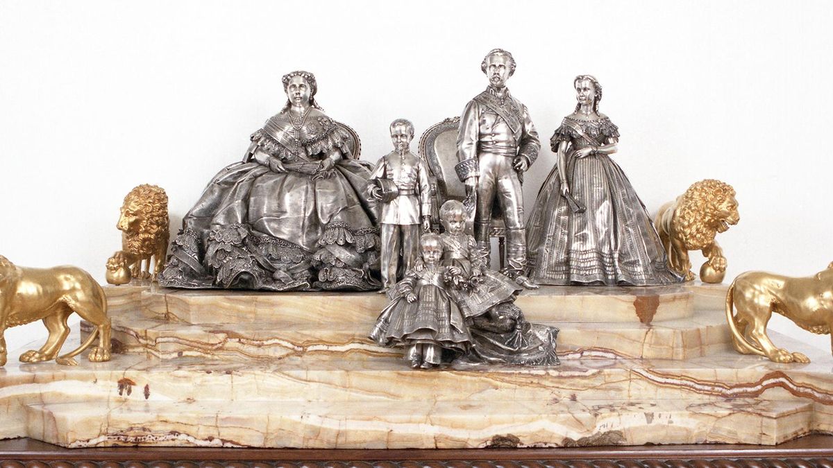 El misterio de las 39 fotoesculturas que el Palacio Real imprimió en 1863: "Era una técnica que no existía, es sorprendente"