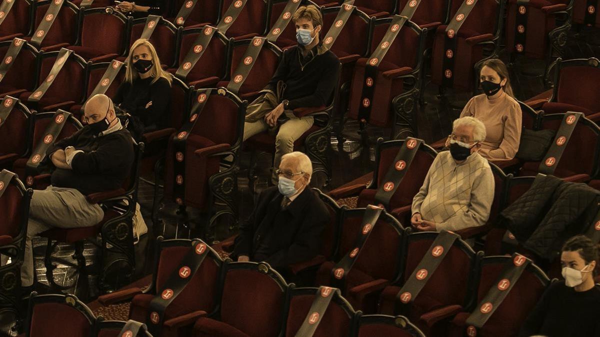 BARCELONA 24 11 2020  El Teatro del Liceu  alza la voz por la cultura  y en contra del limite de 500 personas fijado para los espectaculos en la actual desescalada del coronavirus  con la retransmision de ensayos de  la Traviata  en linea y la presencia de medio millar de asistentes  que en su caso supone un 21 8 del aforo  cuando otras salas pueden abrir al 50 por ciento   Fotografia de JOAN CORTADELLAS