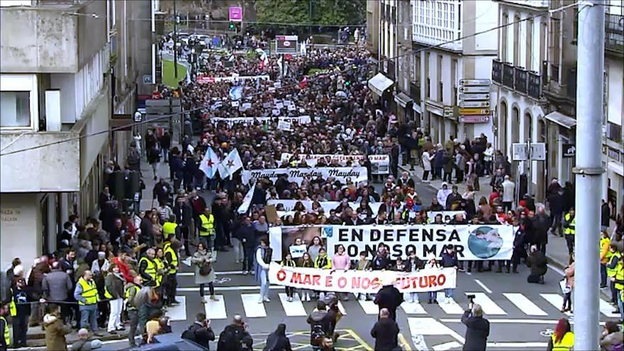 Voluntarios en la recogida de pélets se sumaron a la manifestación en Santiago