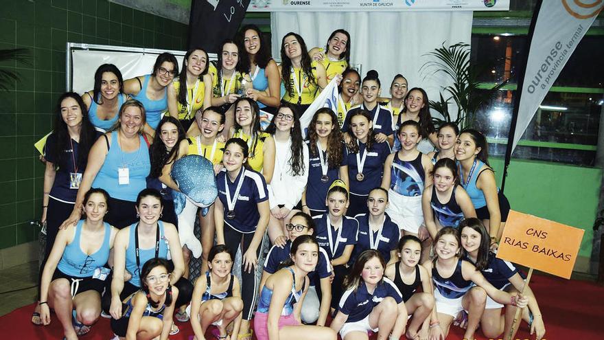 Las integrantes del Club Natación Sincro Rías Baixas, en el podio del Autonómico disputado en Ourense. // FdV