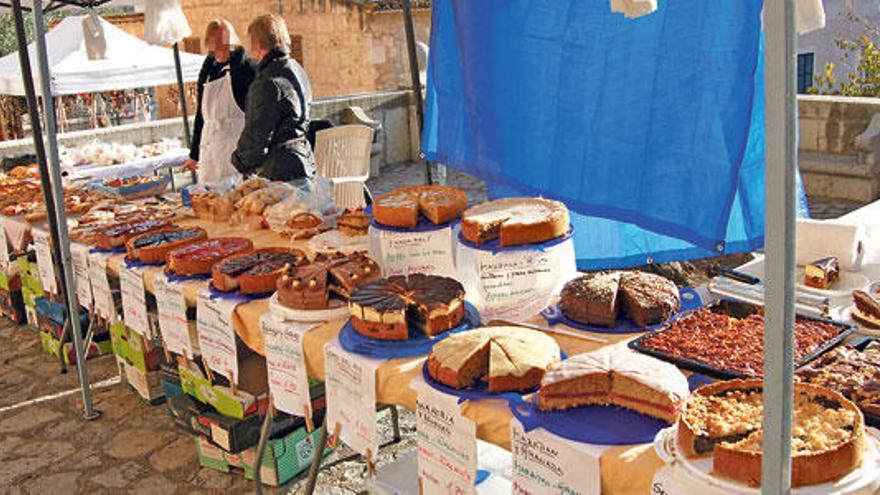 Un puesto de productos de pastelería instalado en el tradicional mercado de Sineu.