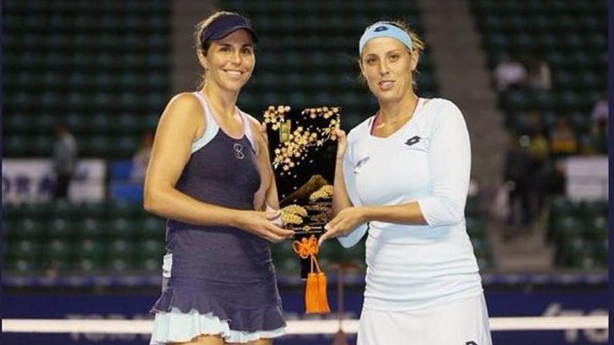 María José Martínez posa con el trofeo junto a la eslovena Andreja Keplac.