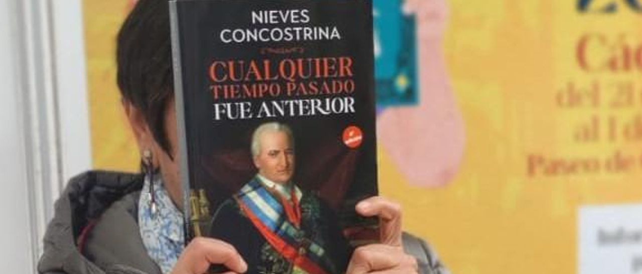 Nieves Concostrina tras el libro que presentó ayer en la feria de Cáceres.