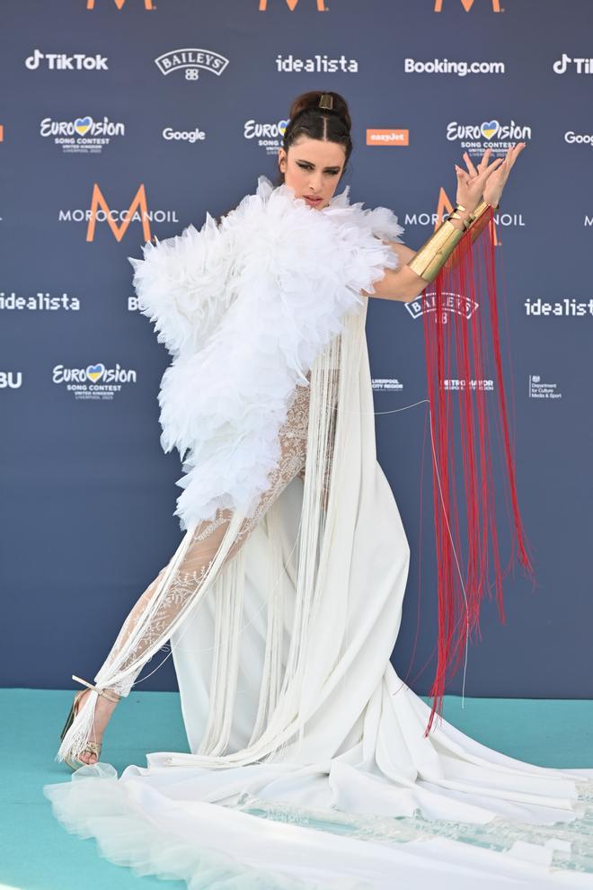 Blanca Paloma con look blanco en la alfombra turquesa de Eurovisión 2023