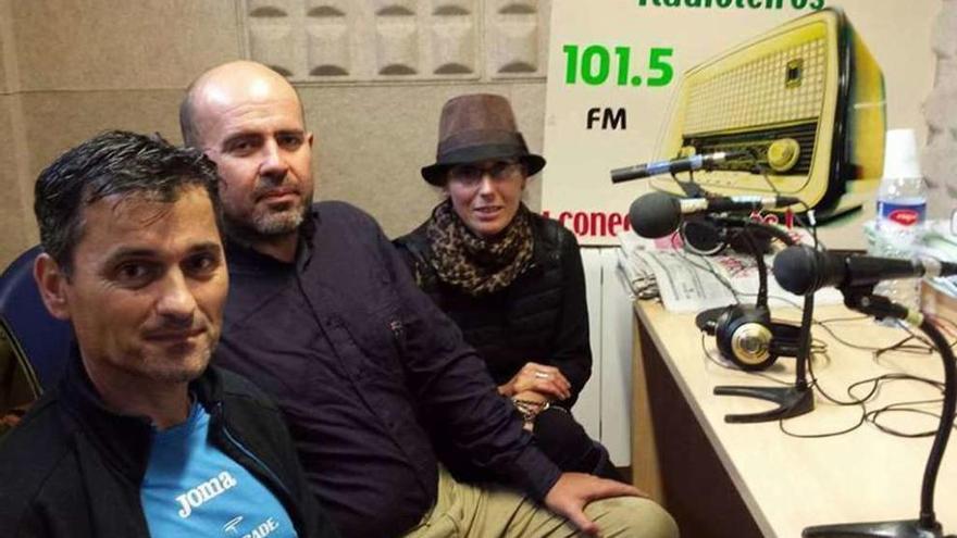 José Luis Río, Gerardo Gayoso y Arantxa García en el estudio de la emisora municipal Radioleiros.