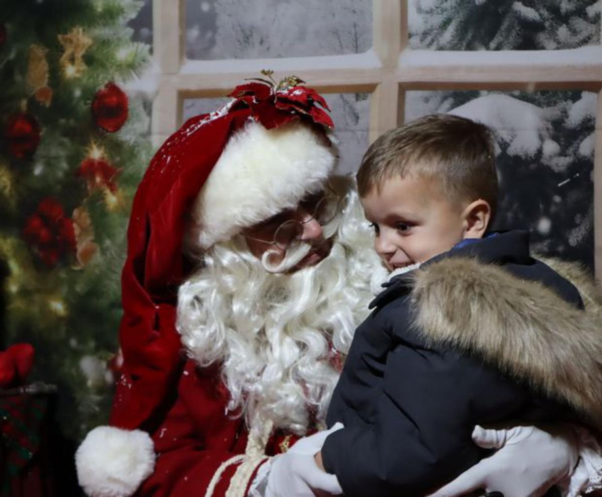 A la izquierda el espectáculo que acompañó la llegada de Papá Noel. A la derecha el Concierto de Navidad de la Escuela de Música. |