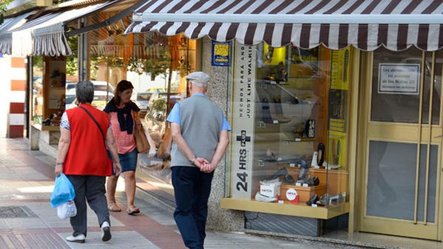 Comercios en el barrio coruñés de Os Mallos.