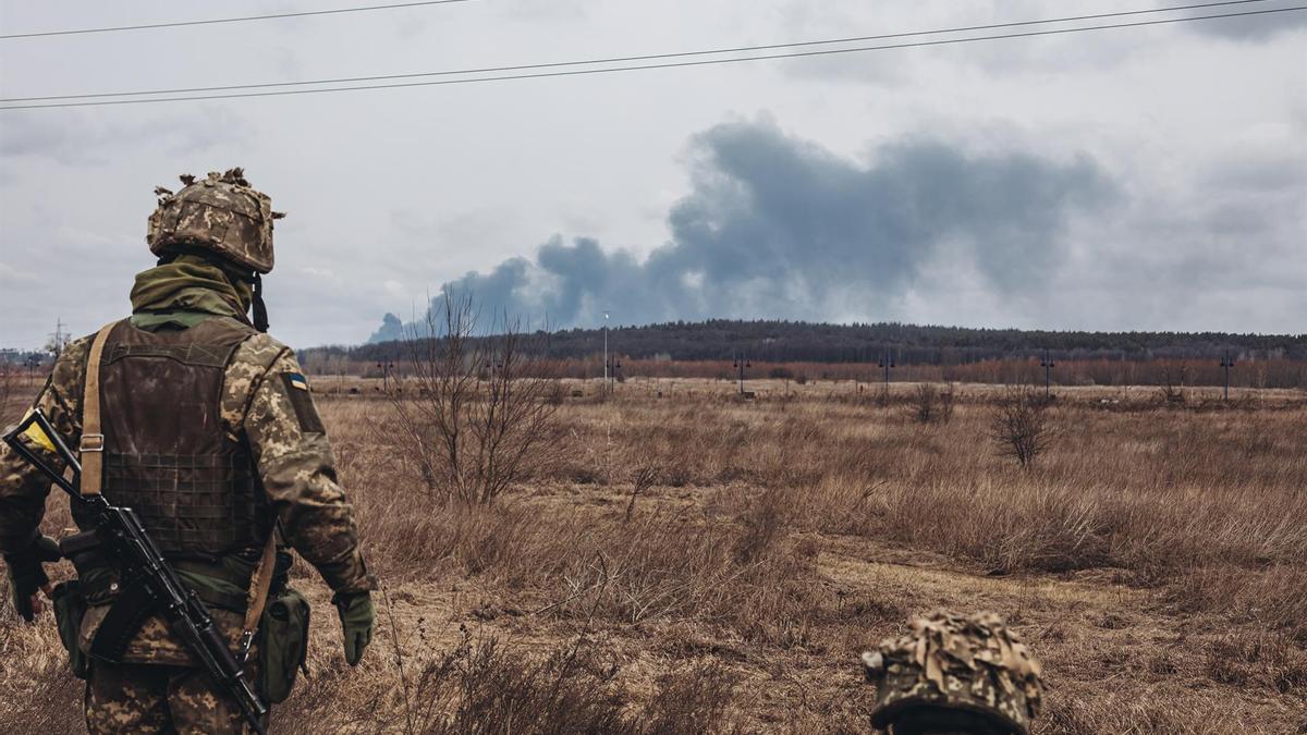 Un soldado del ejercito ucraniano observa el humo de los bombardeos, a 4 de marzo de 2022, en Irpin (Ucrania).