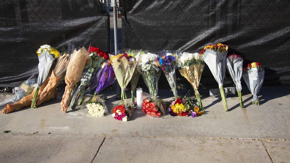 Ramos de flores en recuerdo de las víctimas de una marea humana durante el festival de música Astroworld, en Texas.