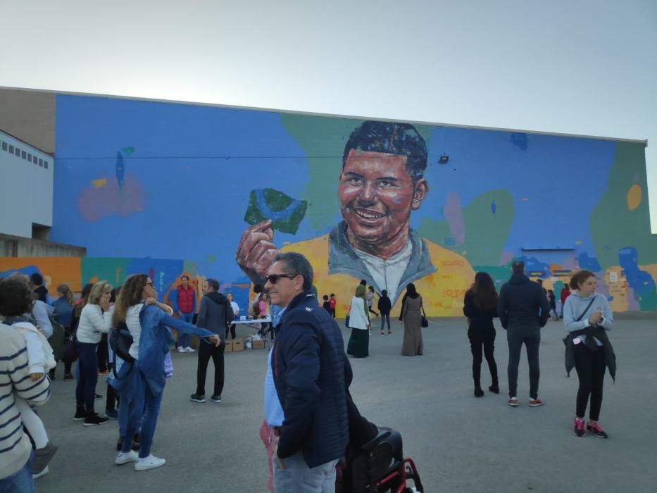 Felanitx inaugura su mural participativo 'Som-riu' en el polideportivo Guillem Timoner