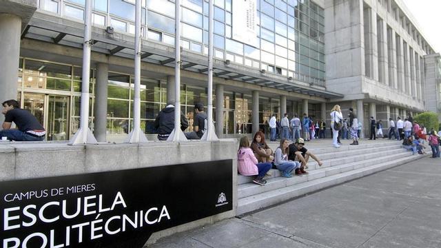 Alumnos del campus, en los accesos a la Escuela Politécnica, en una imagen de archivo. |