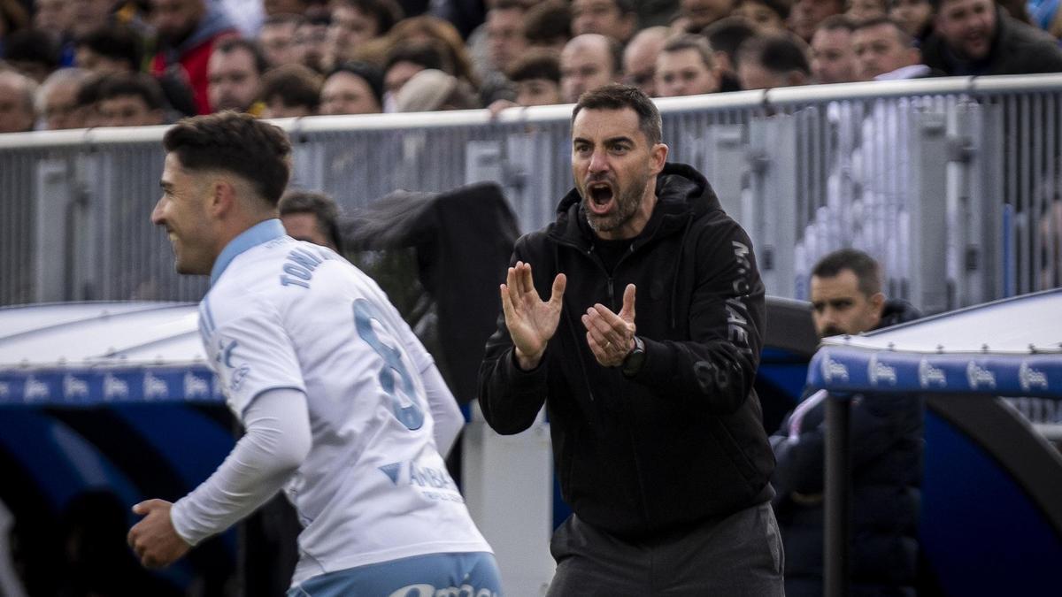 Sellés aplaude mientras Toni Moya, autor del segundo tanto al Leganés, sonríe.