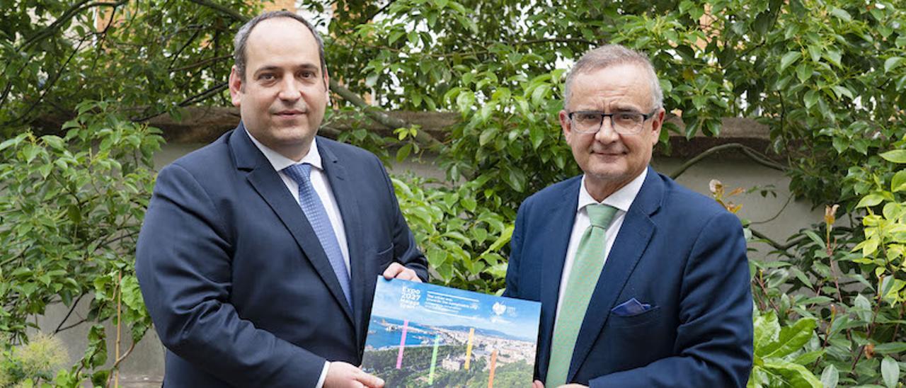 A la derecha, el embajador de la Expo 2027 de Málaga, junto al secretario general del BIE.