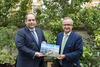 Málaga entrega en París su propuesta para la Expo 2027