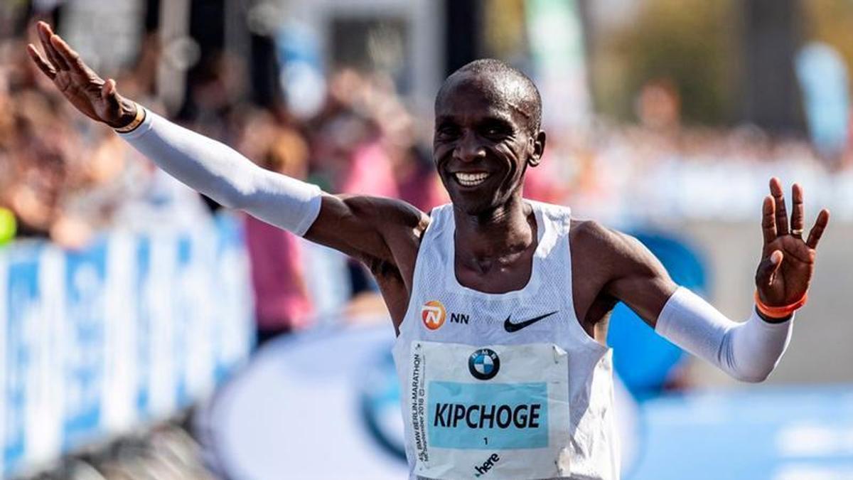Eliud Kipchoge entra vencedor en el Maratón de Berlín, con récord del mundo