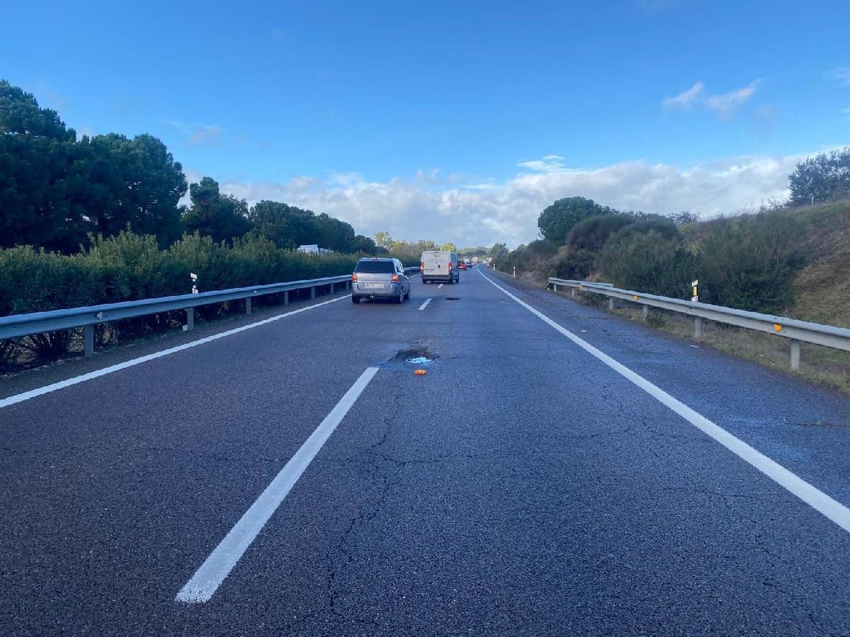 Socavón en la A-5, cerca de Badajoz.