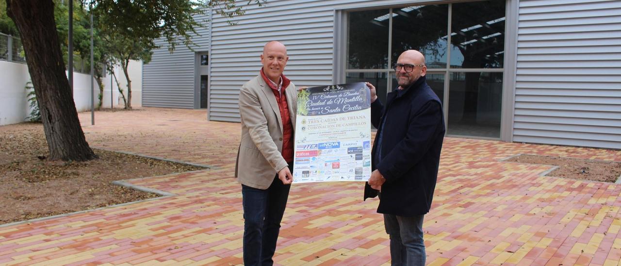 Miguel Sánchez y Jorge Pérez muestran el cartel del certamen.