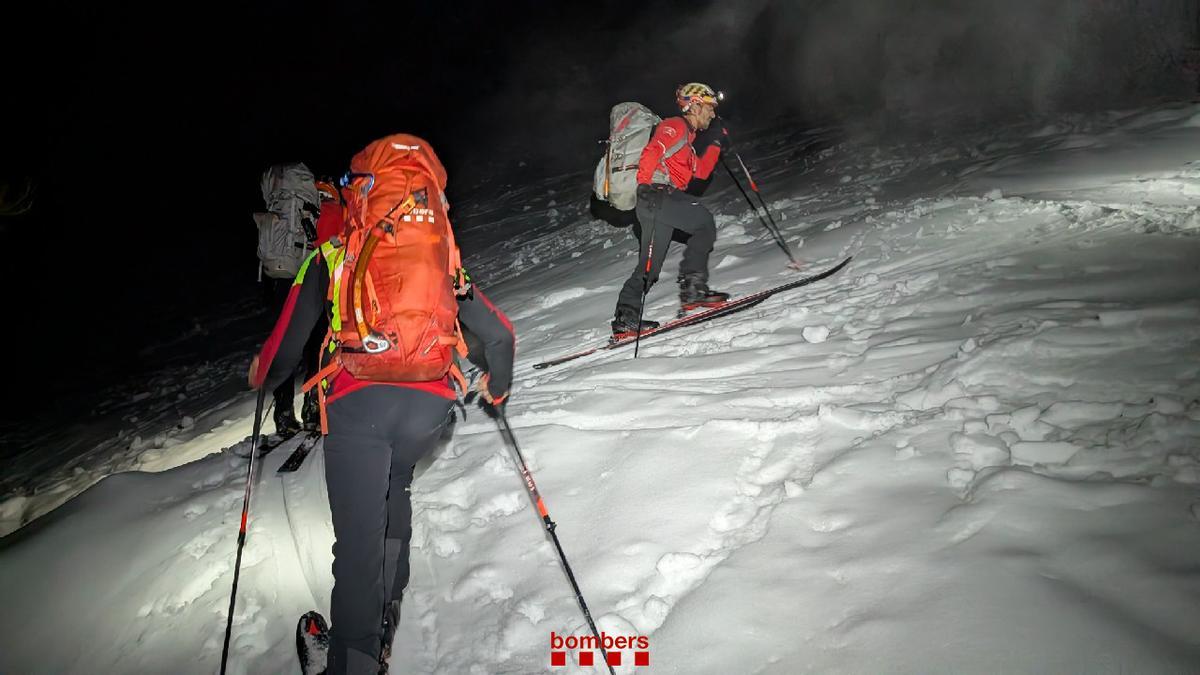 Els membres del GRAE de la Seu d'Urgell es van calçar els esquís i van pujar a buscar els escaladors
