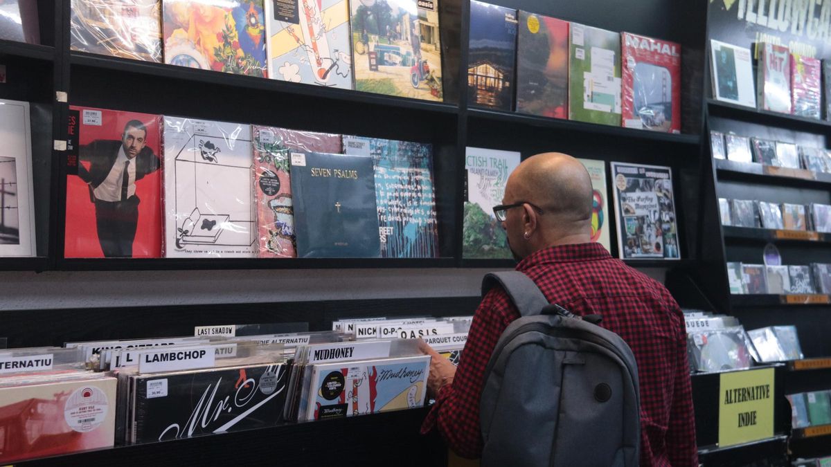 Un client de Discos Revolver a la secció de vinils de la botiga
