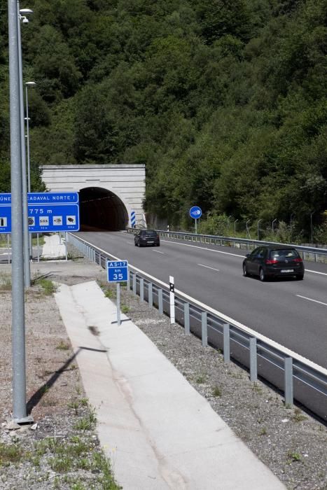 Tráfico por la autovía de los túneles de Riaño en la AS-17