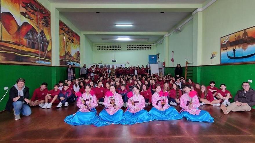 Un grupo surcoreano une a Tenerife y Corea del Sur en el Colegio Chamberí
