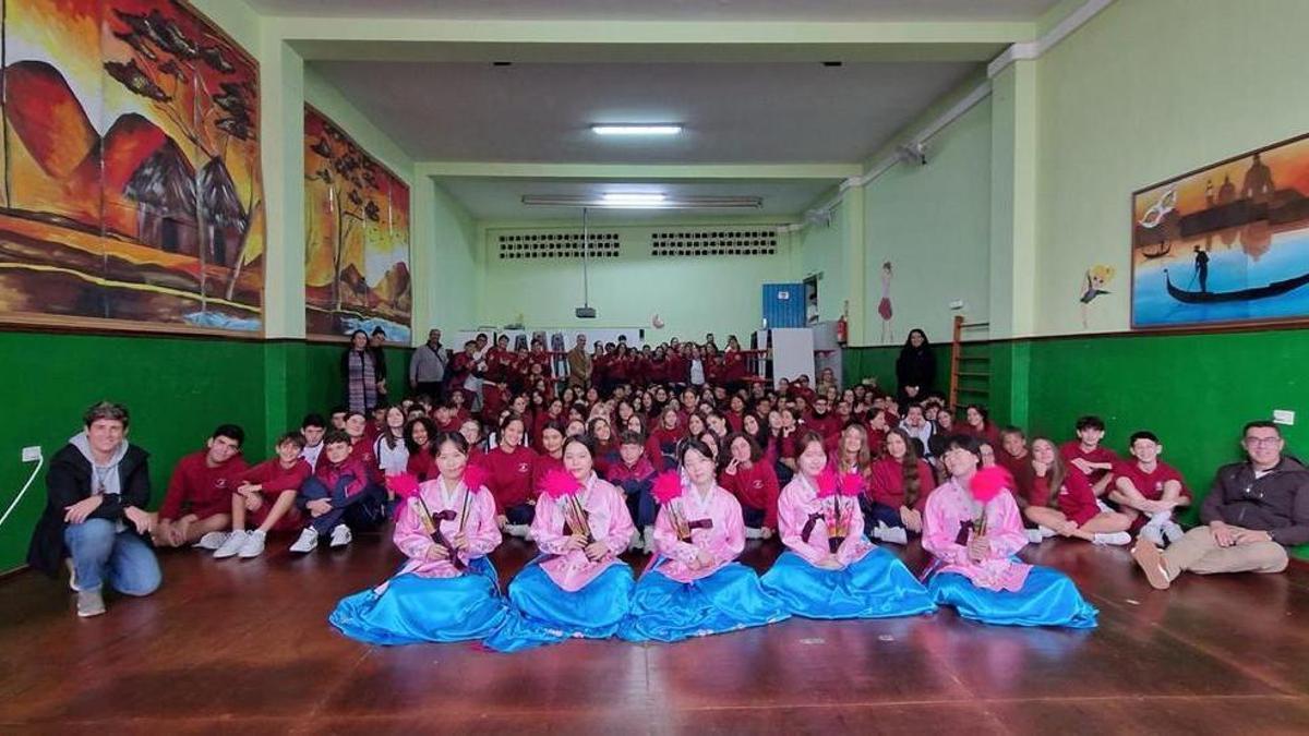 Un grupo surcoreano une a Tenerife y Corea del Sur en el Colegio Chamberí