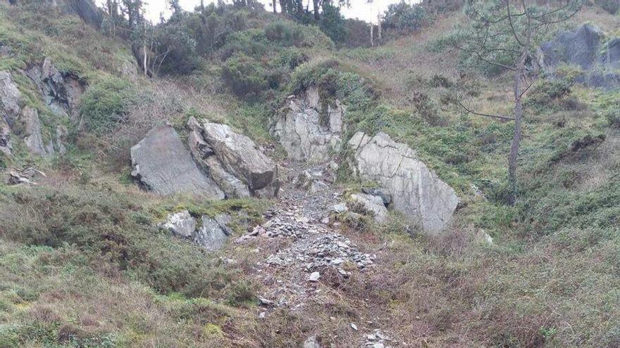 Cierran la senda costera en Muros de Nalón por desprendimiento de piedras