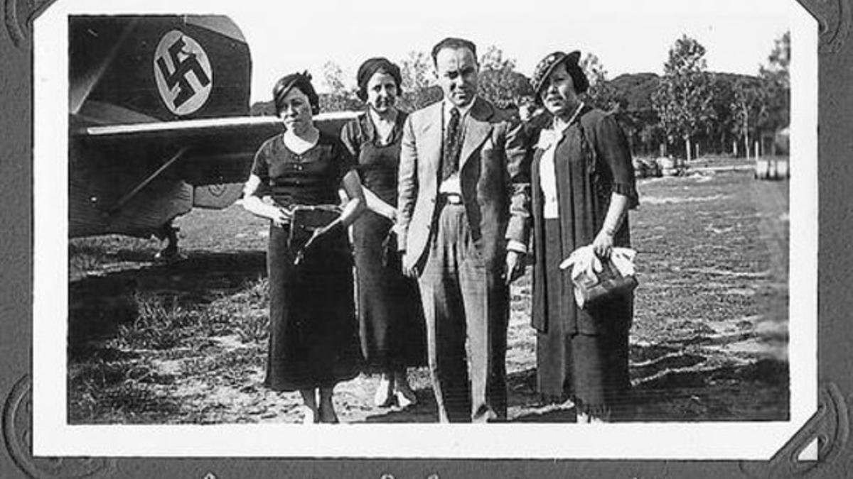 kurt y dorel sontheimer. Los hermanos (ella con guantes), frente al avión de Lufthansa con la esvástica en el fuselaje, a su llegadaa El Prat, en 1935.