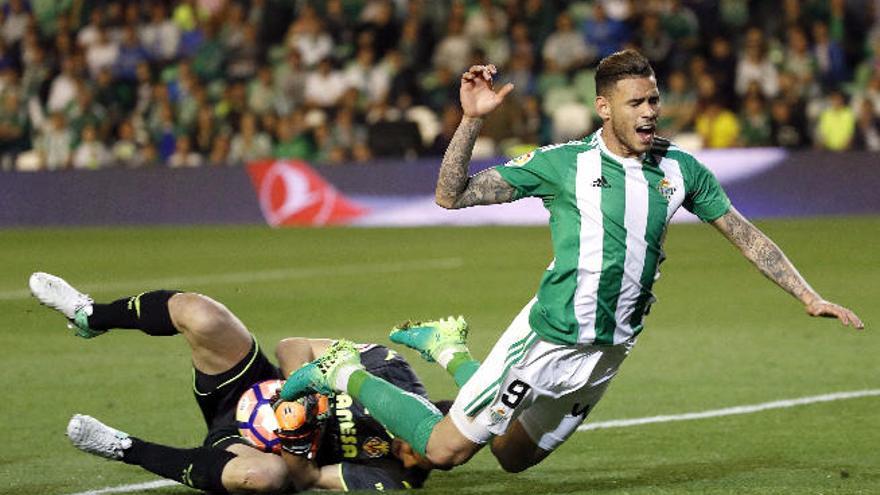 Sanabria cae en el área del Villarreal durante el último partido del Betis.