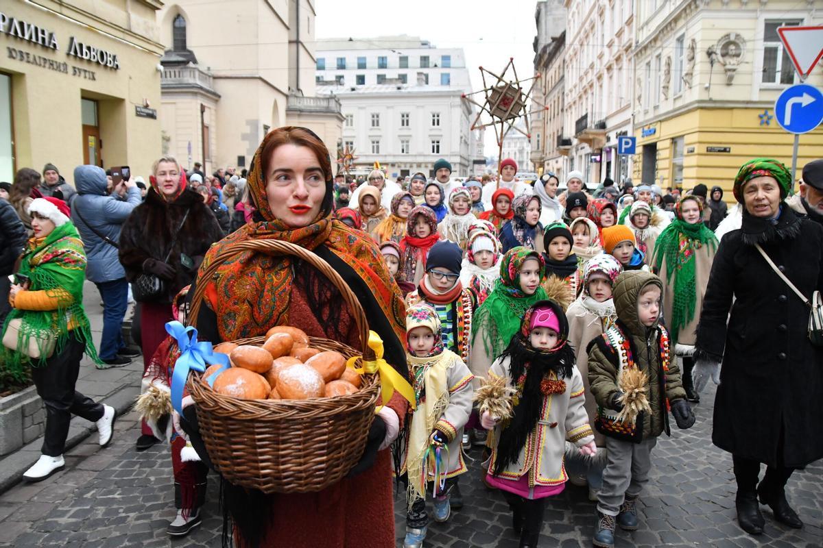 Ukrainian children attend a parade on Orthodox Christmas eve in downtown Lviv, Ukraine, on Wednesday, Dec. 24, 2025. (AP Photo/Mykola Tys) Associated Press / LaPresse Only italy and spain. EDITORIAL USE ONLY / ONLY ITALY AND SPAIN