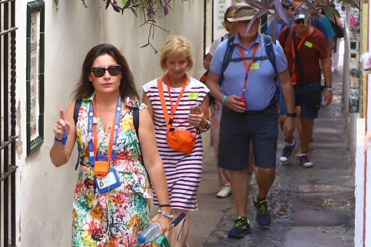 Los guías recurren a los silbatos para alertar a los turistas de la presencia de carteristas en Córdoba.