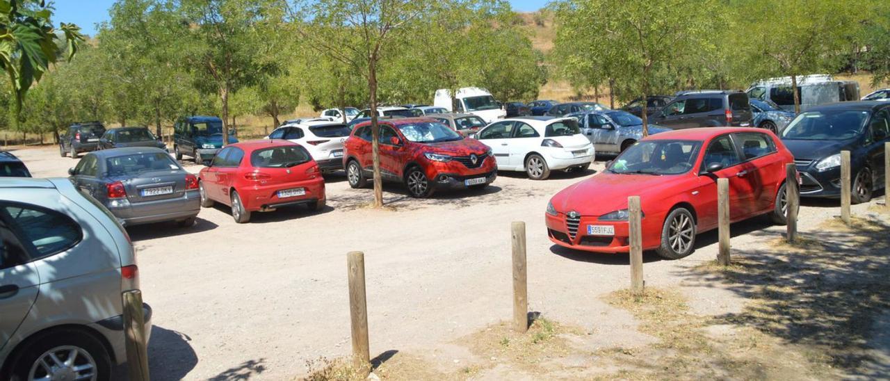 L’aparcament lliure de la falda del Castell s’omple de vehicles