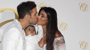 Cesc Fabregas besa a su mujer, Daniella Seeman, ante la mirada de su hijo Leonardo.