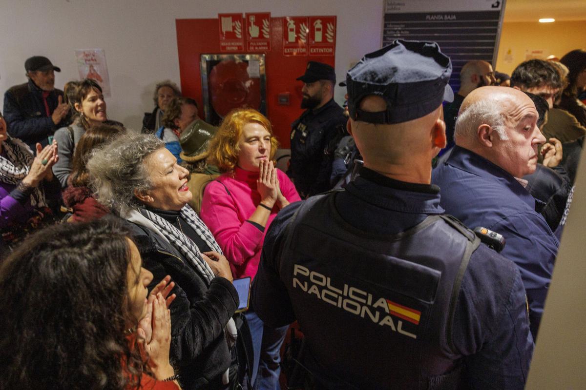 GRAFAND2509. SEVILLA, 04/12/2025.- Agentes de la Policía Nacional han desalojado la tarde de este jueves en Sevilla a tres activistas feministas que protestaban en el interior de la Biblioteca pública Infanta Elena contra la presentación del libro de Juan Soto Ivars, "Esto no existe" (Debate), en el que sostiene que el número de denuncias falsas por violencia de género es muy superior al admitido oficialmente. EFE/ Julio Muñoz