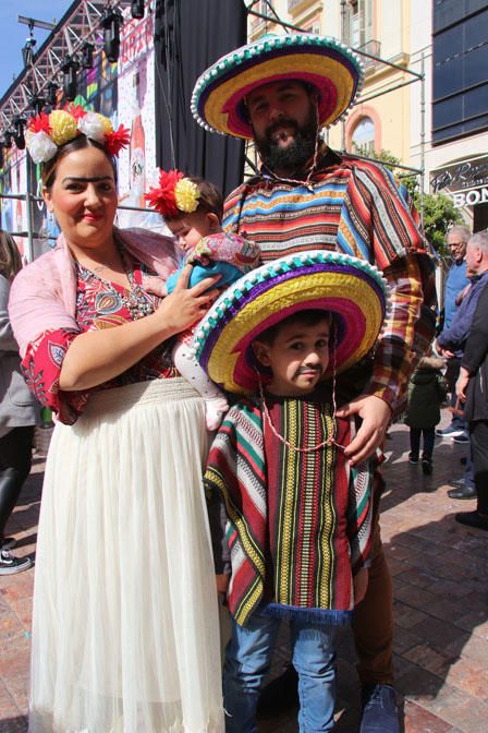 Las familias y los niños disfrazados toman las calles del centro de Málaga el primer domingo de Carnaval.