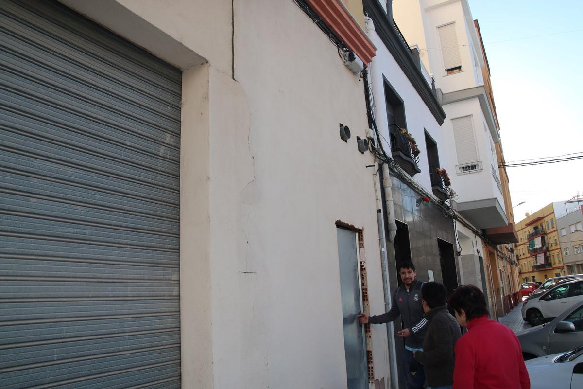 Vecinos de Burriana denuncian la construcción de minipisos en un bajo sin permiso de la comunidad.