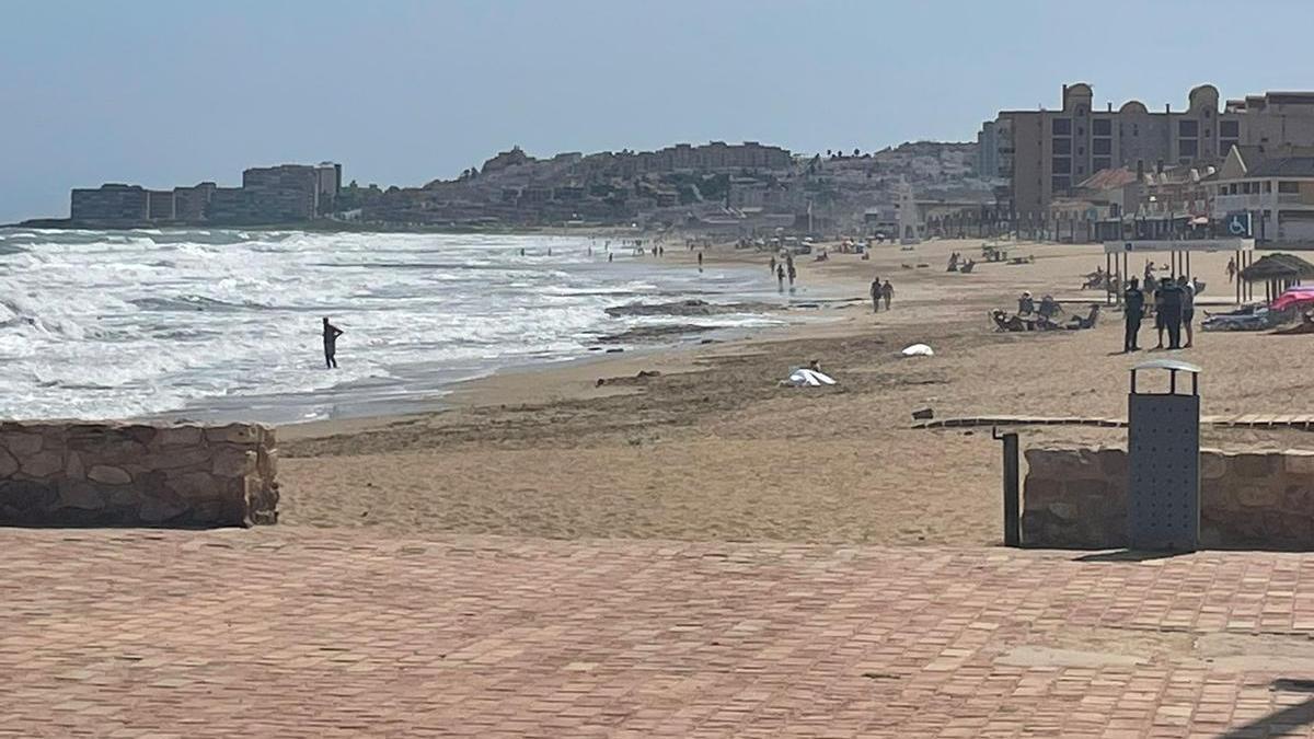 Imagen de la playa de la Mata con los cuerpos del matrimonio cubiertos con una sábada