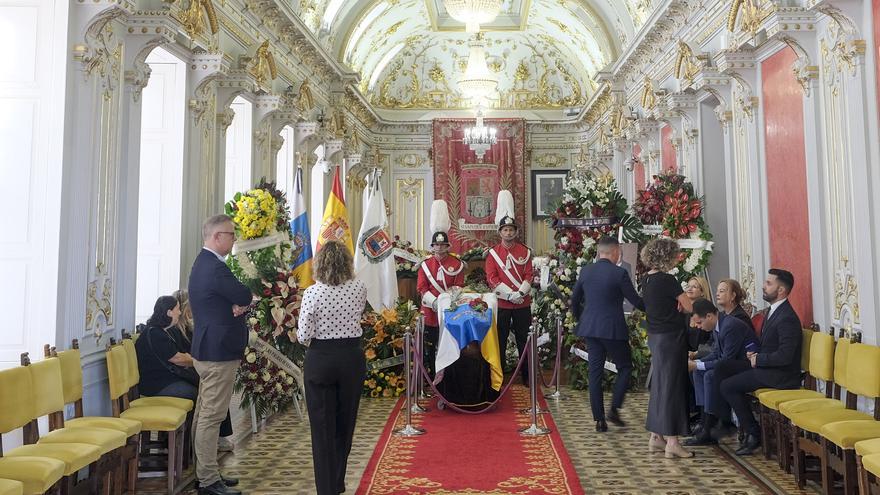 Último adiós al primer presidente de Canarias en el Salón Dorado de las Casas Consistoriales