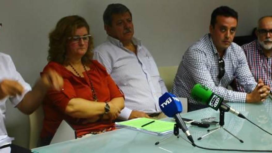 Lola Sánchez, tercera por la izquierda, ayer en rueda de prensa junto a los representantes de los vendedores.