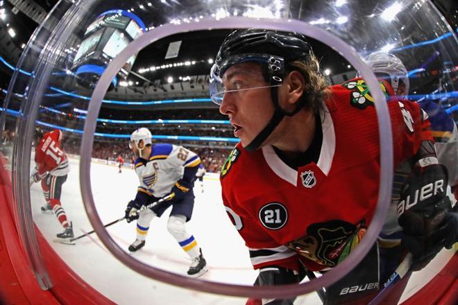 John Hayden # 40 de los Chicago Blackhawks es empujado contra el muro por Alexander Steen # 20 de St. Louis Blues en el United Center en Chicago, Illinois.