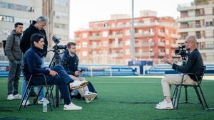 Guardiola es entrevistado por Marc Marbà en el Nou Sardenya, el campo del Europa, para el documental sobre su temporada en el Barça B.
