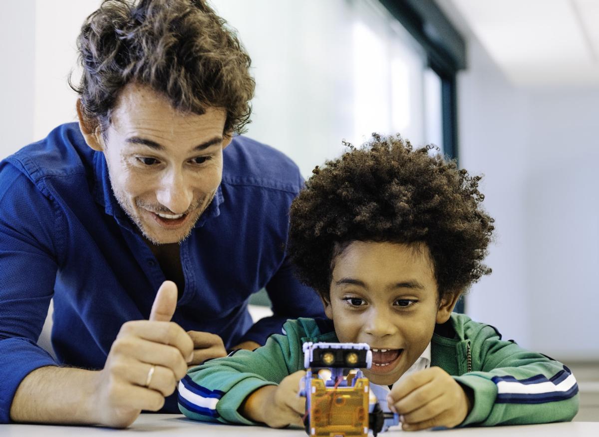 Los niños eligen entre talleres de tarde diseñados para inspirar la creatividad y el trabajo en equipo.