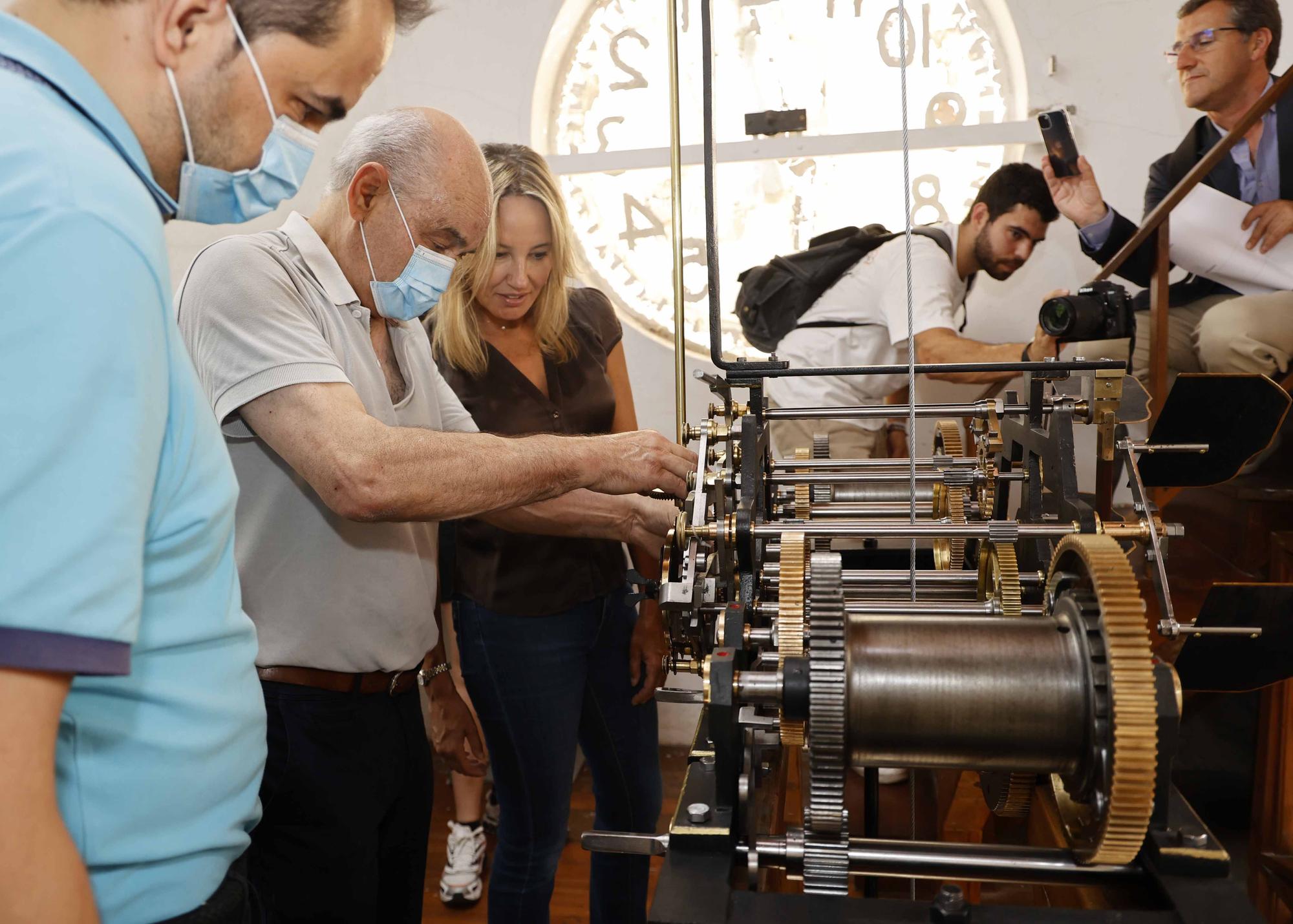 El reloj del IES Santa Irene vuelve a funcionar