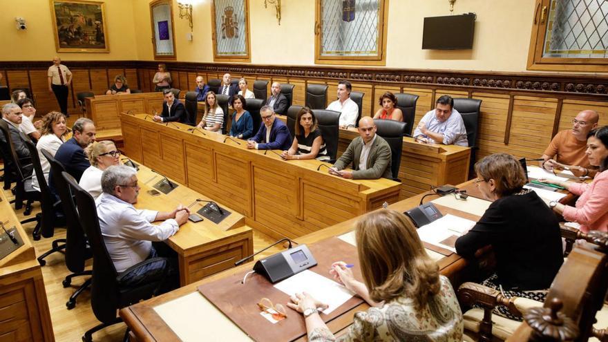 Carmen Moriyón, presidiendo el Pleno del sorteo de mesas electorales, con los concejales de Foro, PP y Vox en la bancada de la derecha y los del PSOE, Izquierda Unida y Podemos a la izquierda. | Juan Plaza